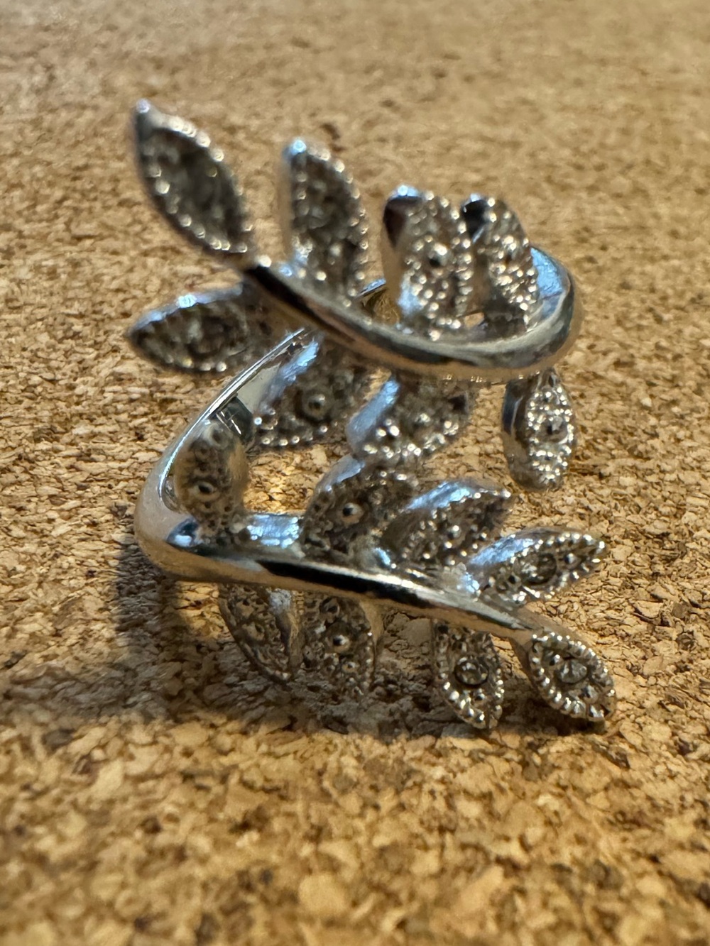 Costume leaf ring silver tone
